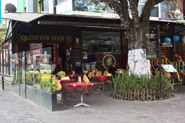 Quito pub piwo na plaza foch w quito, Ekwador — Zdjęcie stockowe