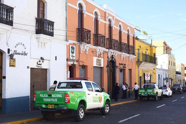 Turism polisbil på Jerusalen Street i Arequipa, Peru — Stockfoto
