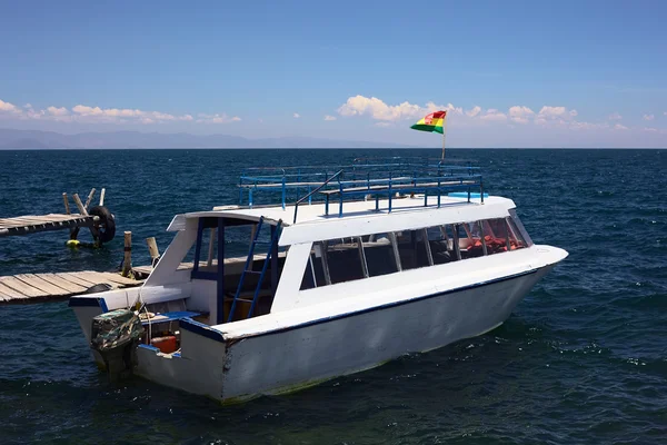 Csónak a móló közelében Copacabana, Bolívia Titicaca-tó — Stock Fotó