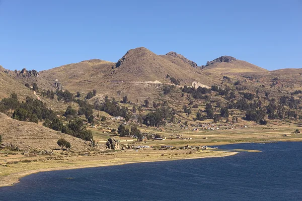 Ländliche landschaft am titicacasee in bolivien — Stockfoto