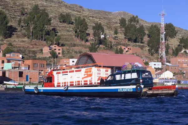 Färja på Titicacasjön på Tiquina, Bolivia — Stockfoto