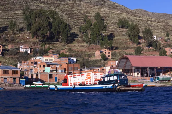 Tiquina, Bolivya, Titicaca gölü üzerinde feribot — Stok fotoğraf