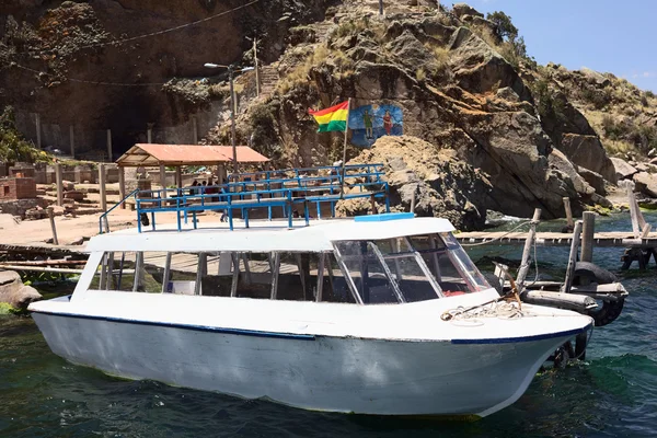 Bateau à Jetty sur le lac Titicaca près de Copacabana, Bolivie — Photo