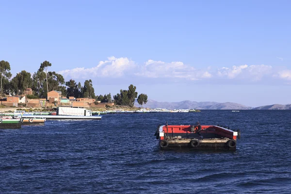 Veerboot op het Titicacameer bij Tiquina, Bolivia — Stockfoto