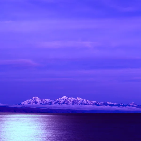 Jezero Titicaca a v Andách v úplňku v Bolívii — Stock fotografie