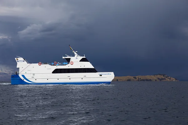 Prom pasażerski na jeziorze Titicaca, Bolivia — Zdjęcie stockowe