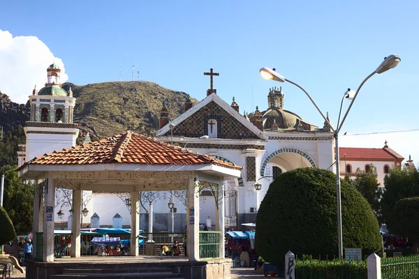 Главная площадь и базилика в Копакабане, Боливия — стоковое фото