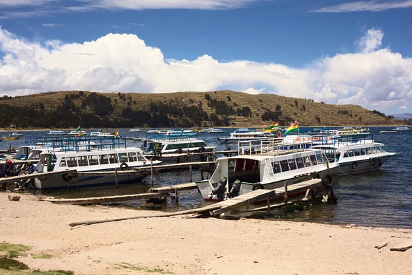 Haven van Copacabana op het Titicacameer, Bolivia — Stockfoto