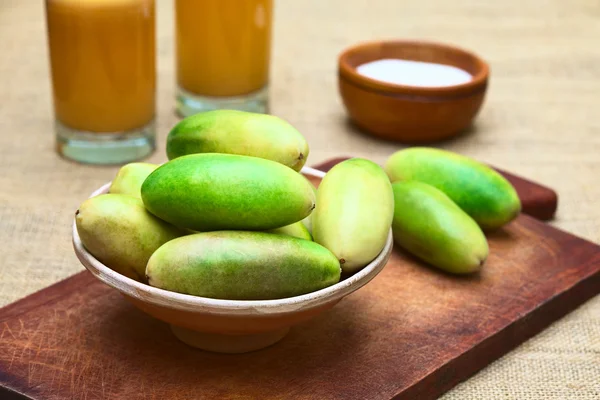 Fruits de la passion de la banane (lat. Passiflora Tripartita ) — Photo