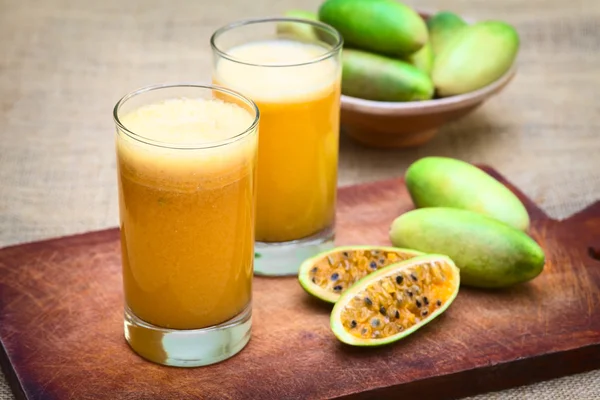 Juice Made of Banana Passionfruit (лат. Passiflora tripartita ) — стоковое фото