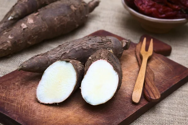 Maniok oder Maniok-Hälften — Stockfoto