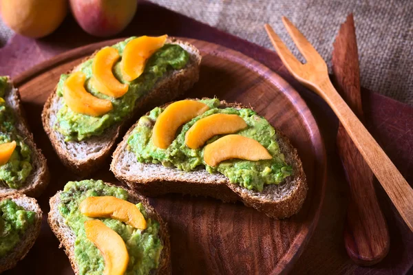 Bread with Avocado and Peach — Stock Photo, Image