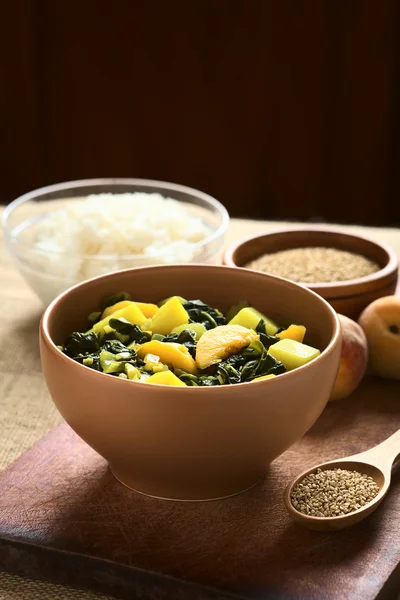 Spinazie, aardappel en perzik Curry — Stockfoto