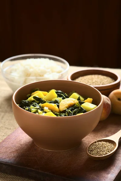 Curry de espinacas, patatas y melocotones — Foto de Stock