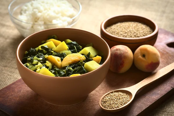 Spinach, Potato and Peach Curry — Stock Photo, Image