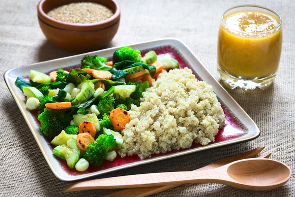 Quinoa com legumes — Fotografia de Stock