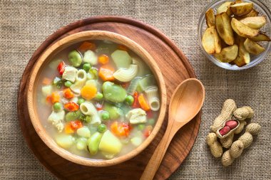 Bolivya Sopa de Mani (fıstık çorbası)