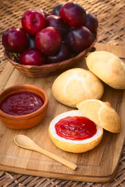 Plum Jam on Bun — Stock Photo, Image