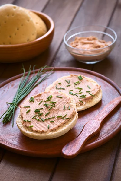 Liverwurst on Bun — Stock Photo, Image