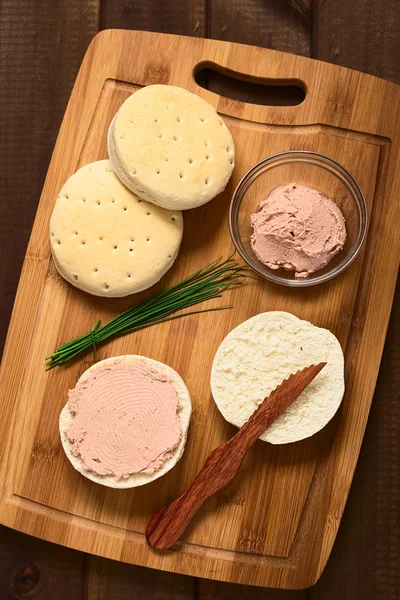 Leberwurst auf Brötchen — Stockfoto