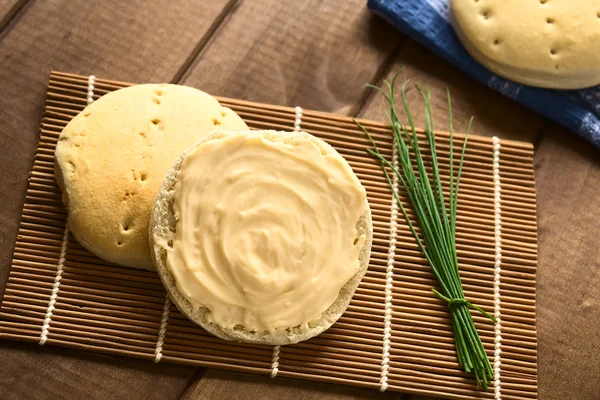 Queijo de creme em pão — Fotografia de Stock