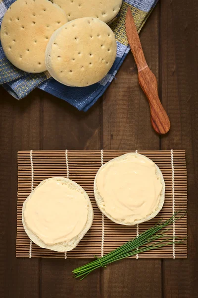 Smetanový sýr v housce — Stock fotografie