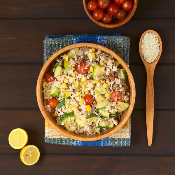 Plato de arroz con picadillo y verduras —  Fotos de Stock