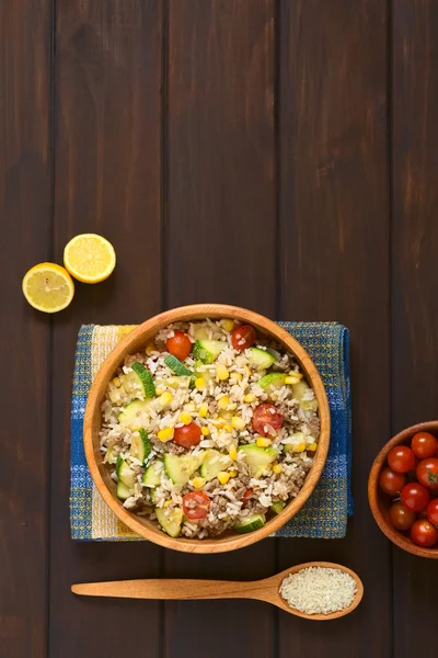 Рисовая тарелка с мясом и овощами — стоковое фото