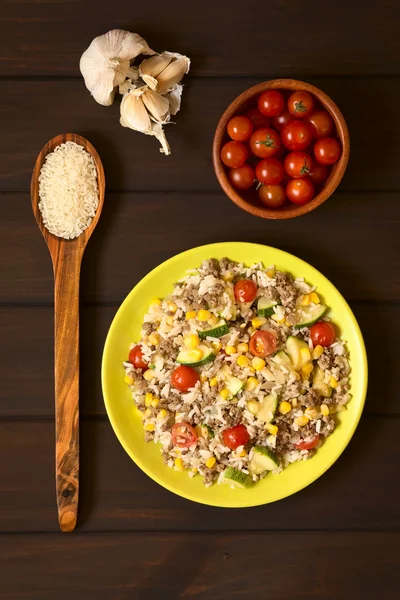Danie z ryżu z mięso mielone i warzywa — Zdjęcie stockowe