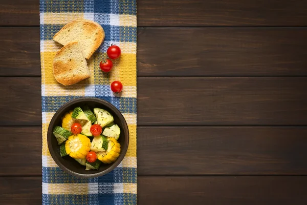 Gebakken groenten (courgette, maïs, tomaten) — Stockfoto