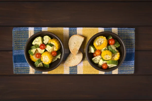 Gebakken groenten (courgette, maïs, tomaten) — Stockfoto