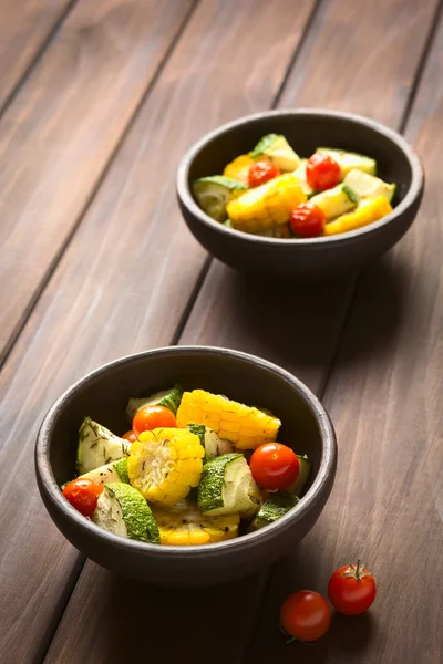 Gebackenes Gemüse (Zucchini, Mais, Tomaten)) — Stockfoto