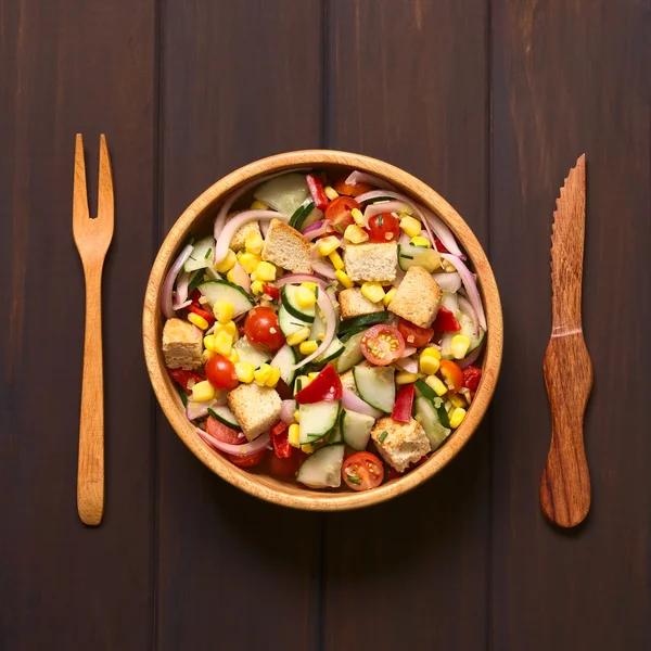 Frischer Salat mit Croutons — Stockfoto