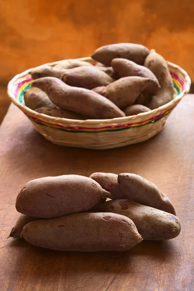 Batata doce roxa crua — Fotografia de Stock