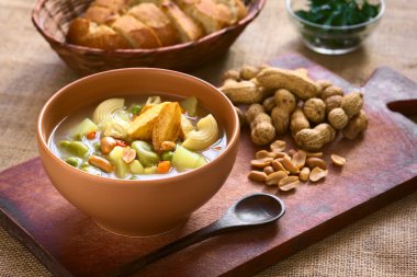 Bolivya Sopa de Mani (fıstık çorbası)