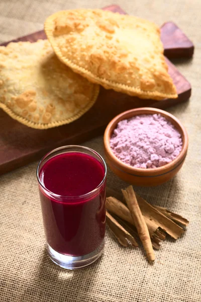 Api tradicional boliviano con pastel — Foto de Stock