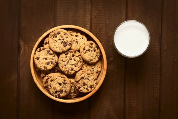 Chocolate Chip Cookies with Milk — Stock Photo, Image