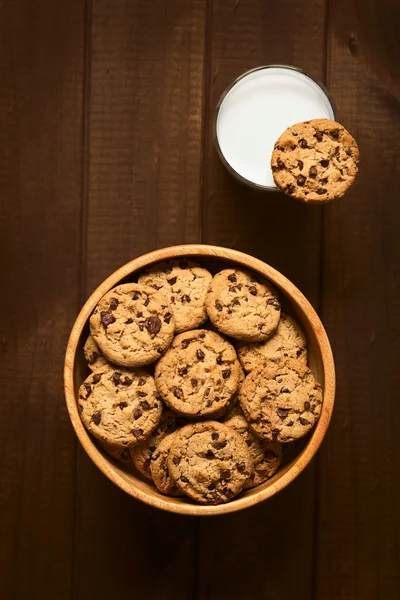 Chocolate Chip Cookies with Milk — Stock Photo, Image