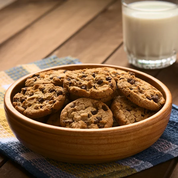 Biscoitos de chocolate com leite — Fotografia de Stock