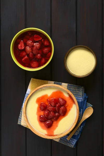 Grießpudding mit Erdbeerkompott — Stockfoto