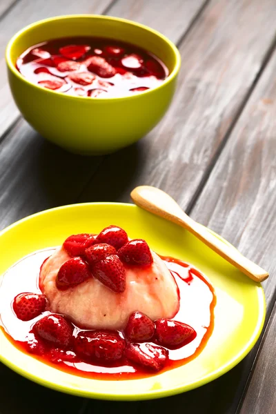 Grießpudding mit Erdbeerkompott — Stockfoto