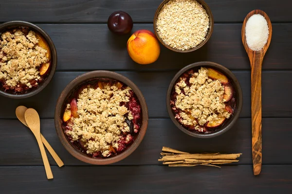 Gebakken Plum en Nectarine Crumble — Stockfoto