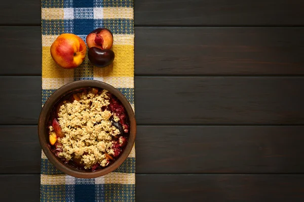 Bakade plommon och nektariner smulpaj — Stockfoto