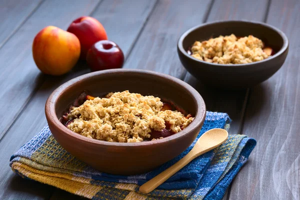 Baked Plum and Nectarine Crumble — Stock Photo, Image