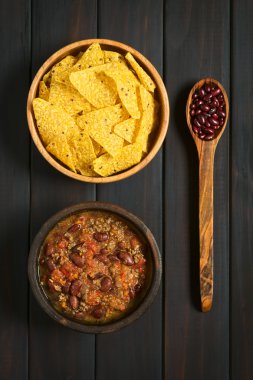 Chili con Carne ve Tortilla cips