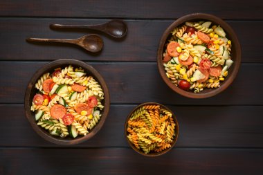 Makarna salatası sebze ve sosis