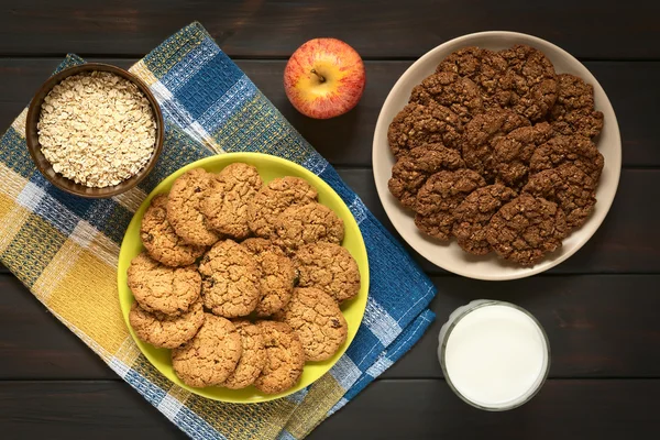Choklad och äpple havremjöl kakor — Stockfoto