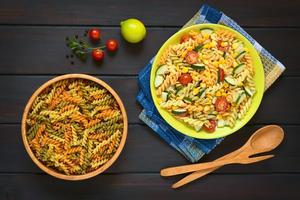 Surowy makaron Fusilli i Pasta wegetariańska sałatka — Zdjęcie stockowe