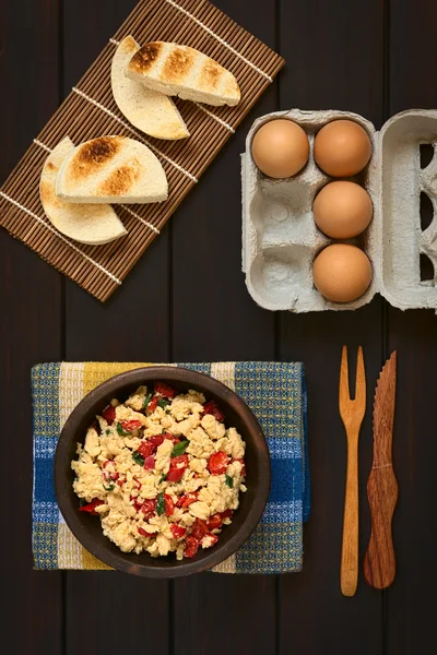 Rührei mit roter Paprika und grünen Zwiebeln — Stockfoto