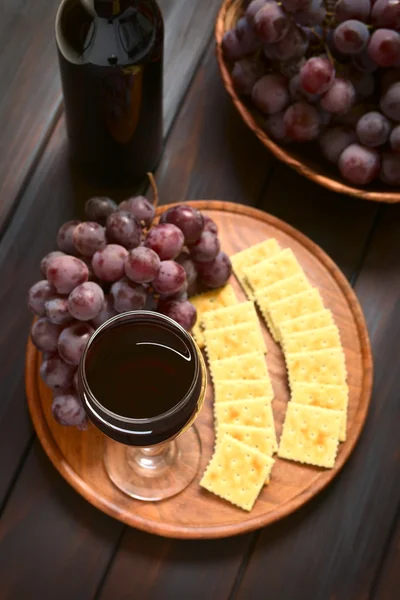 Vino tinto en copa con uvas — Foto de Stock